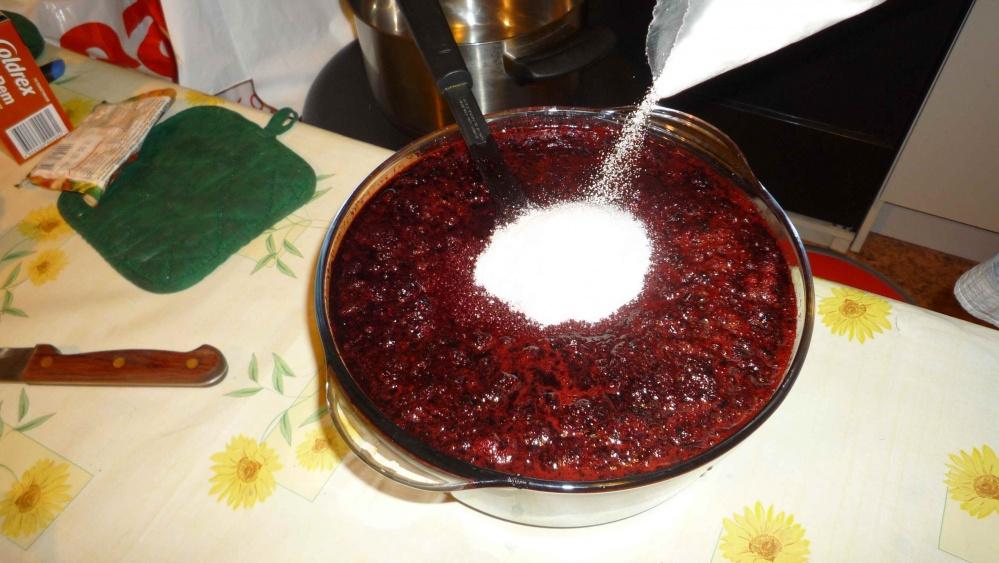 Фантазерка робить з чорноплідної горобини цукати - за цим рецептом можна готувати будь-які ягоди