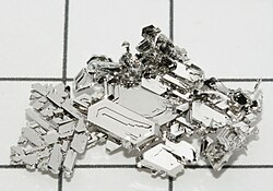 платина ←   іридій   |   золото   → Важкий, м'який сріблясто-білий метал   кристали платини   Назва, символ, номер   Платина / Platinum (Pt), 78   атомна маса   (   молярна маса   ) 195,084 (9)   [1]   а