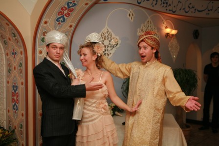 У весільній сукні можна провести весь день або ж для банкетного вечора взяти напрокат костюм Шахірізади: широкі шаровари і топ, розшитий стразами