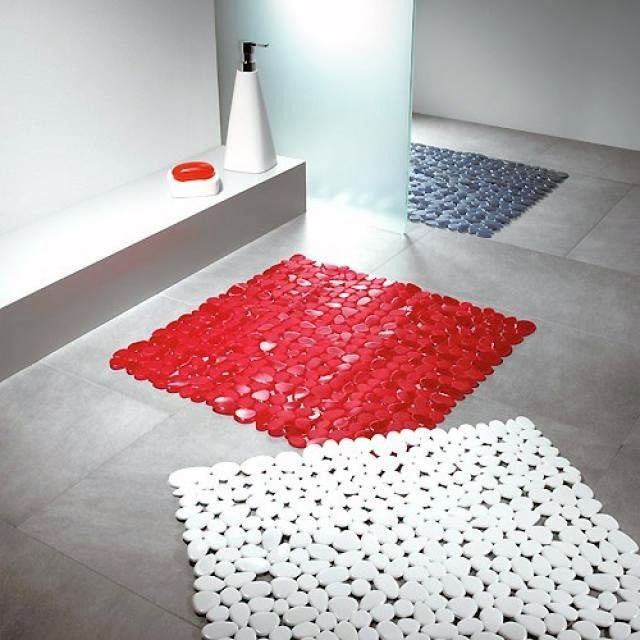 Простора ванна кімната з яскравими і модними килимками