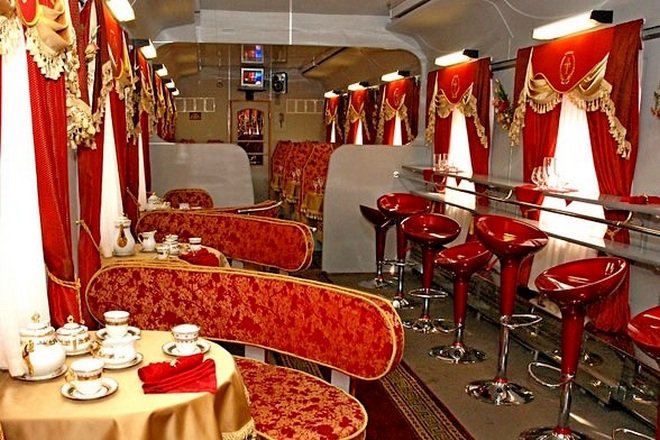 Вагон-ресторан в поїзді «Лев Толстой»