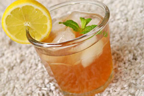 Для тих, хто є прихильником негазованих напоїв, в лимонад краще додавати просту питну воду (обов'язково кип'ячену) або взяту з бювету