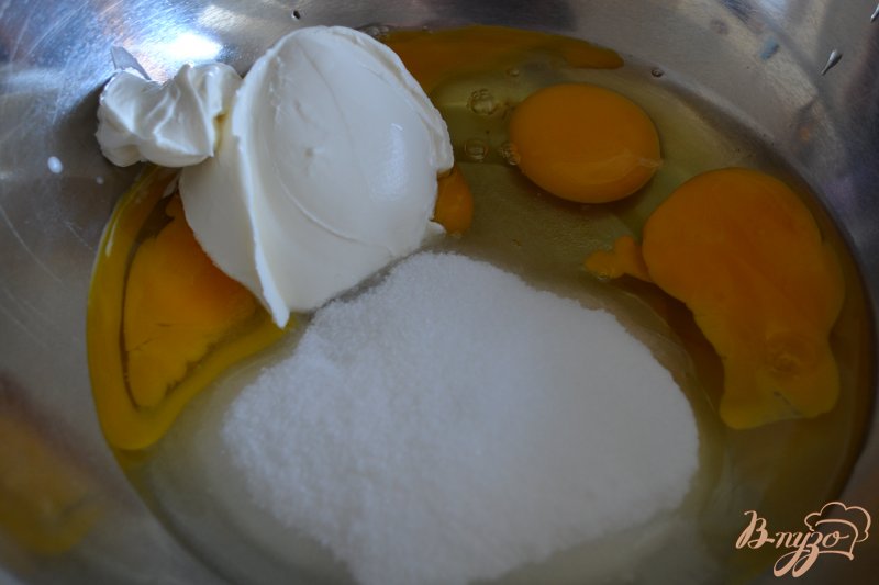 Яйця, цукор і маскарпоне розмішати