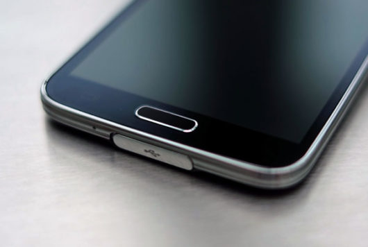 Ви дістаєте телефон Samsung Galaxy S5 з кишені або сумки, але екран зрадницьки не світиться, звуку немає, і взагалі, телефон не реагує ні на які ваші дії