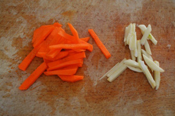 Морква і часник порізати довгими прямокутними смужками