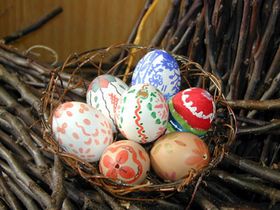 На жаль, традиція дарувати яйця в деяких сучасних міських сім'ях придбала кілька збочену форму