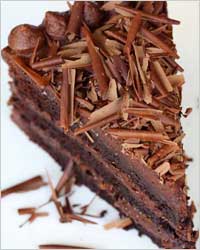 Прикраса тортів шоколадною стружкою - давно перевірений і встиг набриднути спосіб