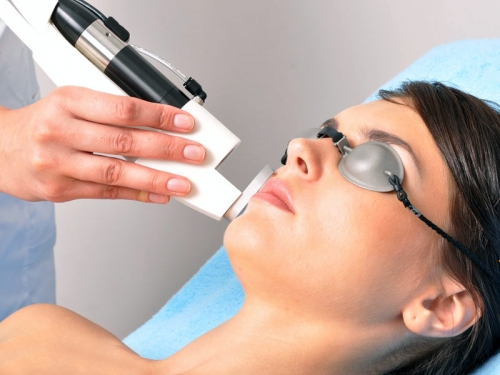 При використанні лазера косметолог і пацієнт надягають захисні окуляри, щоб захистити рогівку ока від випромінювання