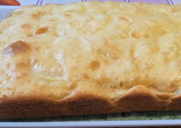 Якщо вам подобається м'яке і ніжне тісто на кефірі, то ви можете з успіхом використовувати його для випікання пирога з яблуками