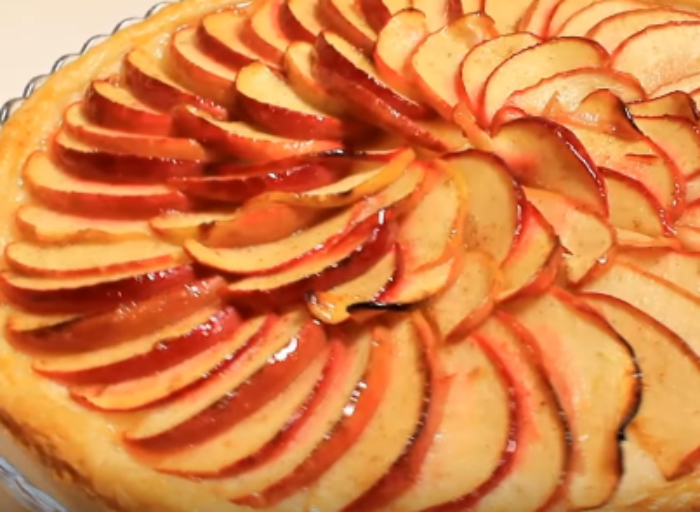 Вам допоможуть легко приготувати пиріг з яблуками рецепти на швидку руку, придумані давно умілими господарочками