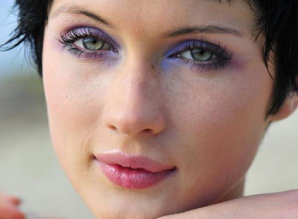 Зелені очі, плюси і мінуси яких позначені вище, можуть абсолютно по-різному виглядати в залежності від макіяжу і кольору волосся