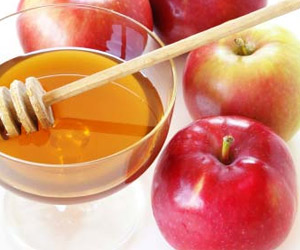 Візьміть яблуко середнього розміру, очистіть його від шкірки і серцевини, розріжте на часточки і подрібніть в блендері до стану пюре