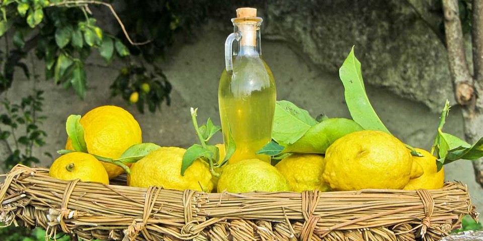 Треті впевнені, що черниці-кулінари з допомогою лікеру посилювали смак лимонної випічки вже в середні століття